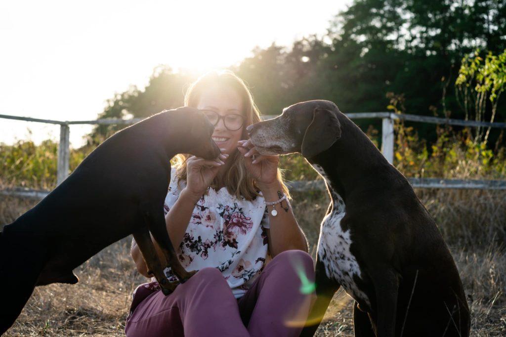 doggiepack_held_hund_mensch_pepe_pinscher_sonne_sommer_kumpel